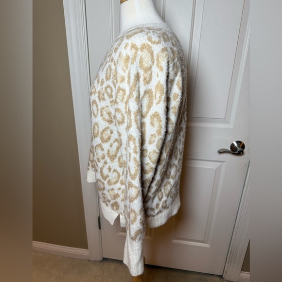 Leopard Print V-Neck Sweaterby Nine West - Cream and Tan- Size Medium - Picture 4 of 9